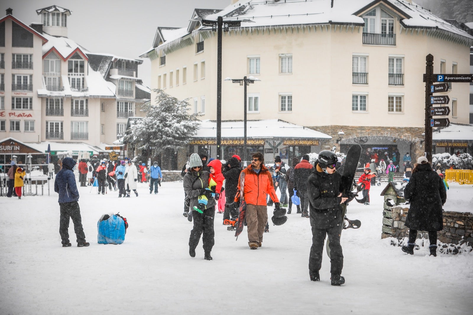 La copiosa nevada en la estación ha dejado estampas muy invernales y esperadas