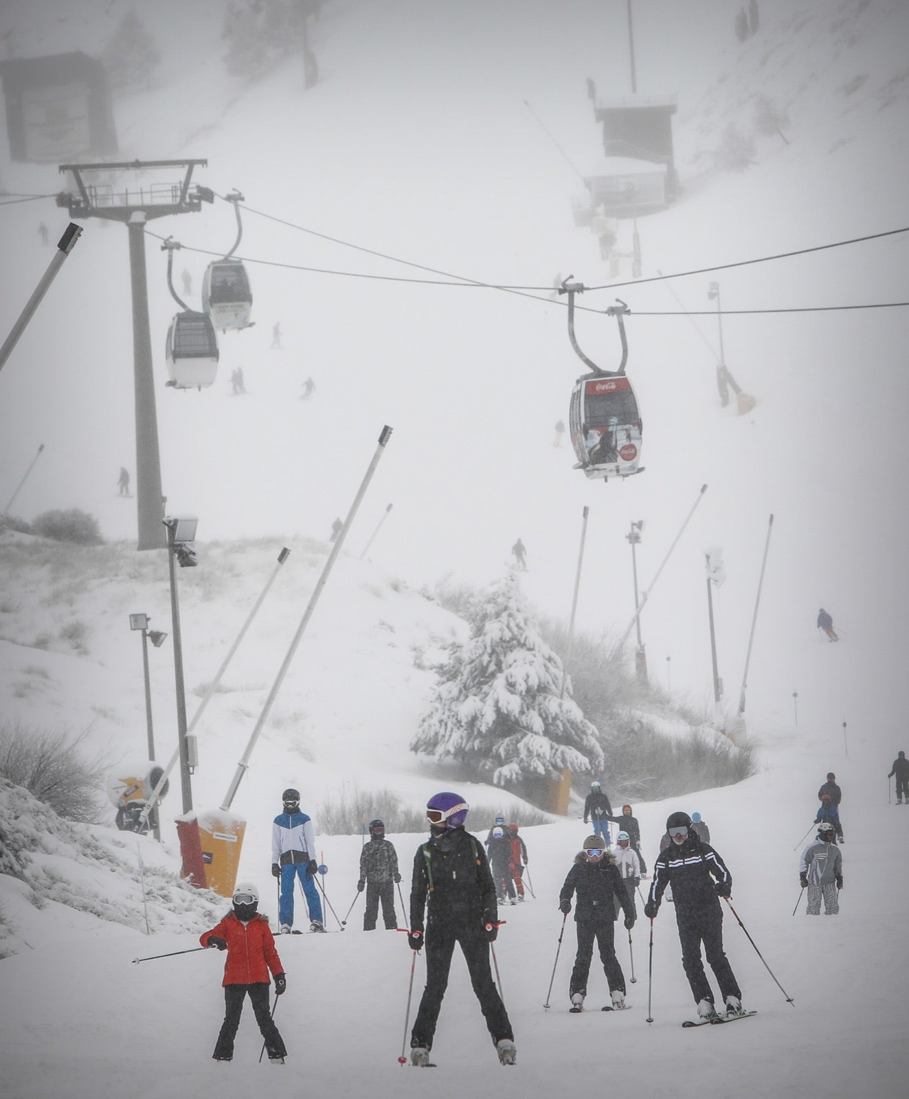 La copiosa nevada en la estación ha dejado estampas muy invernales y esperadas