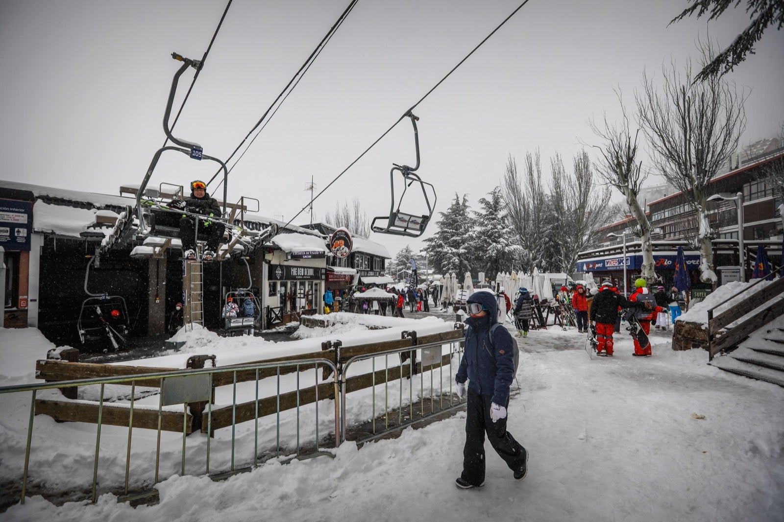 La copiosa nevada en la estación ha dejado estampas muy invernales y esperadas