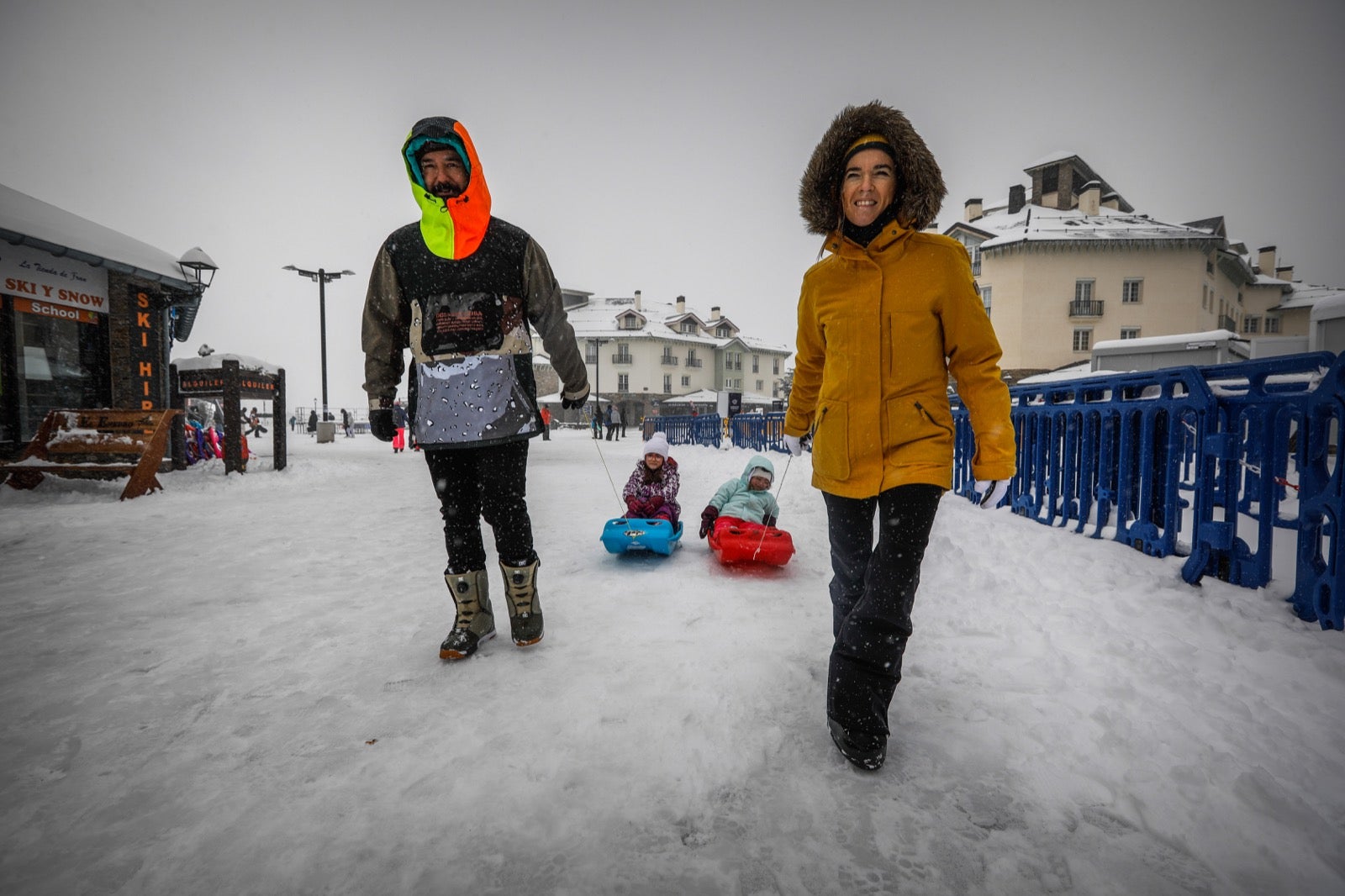 La copiosa nevada en la estación ha dejado estampas muy invernales y esperadas
