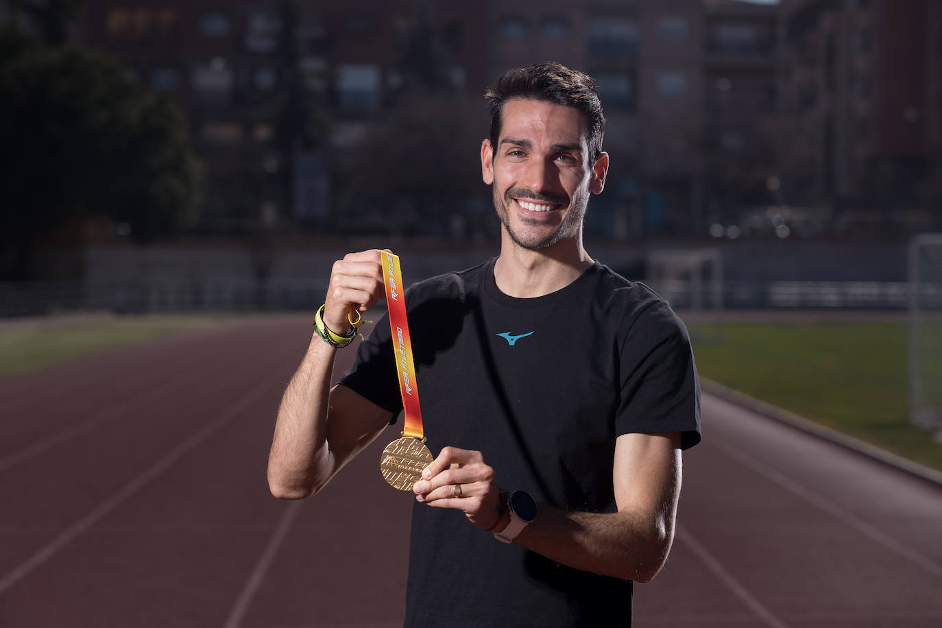 Alberto Amezcua muestra la medalla de oro que ganó en Pamplona. 