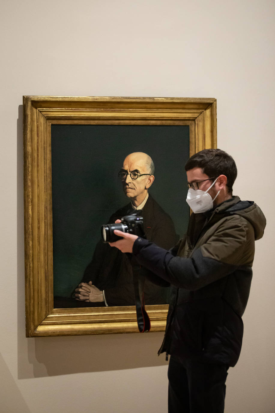 La UGR inaugura una exposición con un centenar de obras que reflejan la pasión por el mundo gitano del pintor vasco, uno de los artífices del Concurso de Cante Jondo de 1922