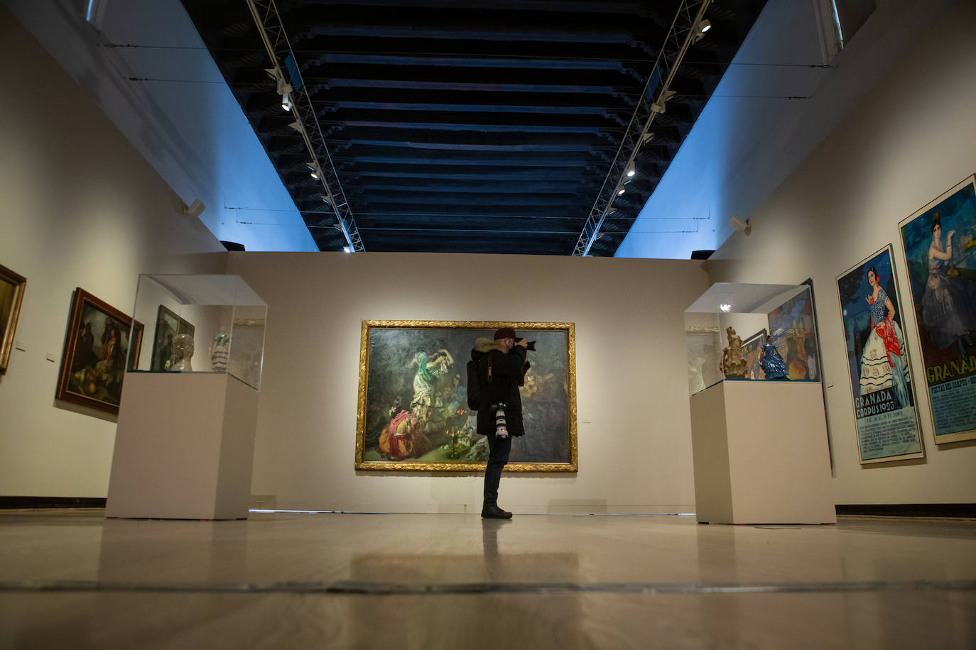 La UGR inaugura una exposición con un centenar de obras que reflejan la pasión por el mundo gitano del pintor vasco, uno de los artífices del Concurso de Cante Jondo de 1922