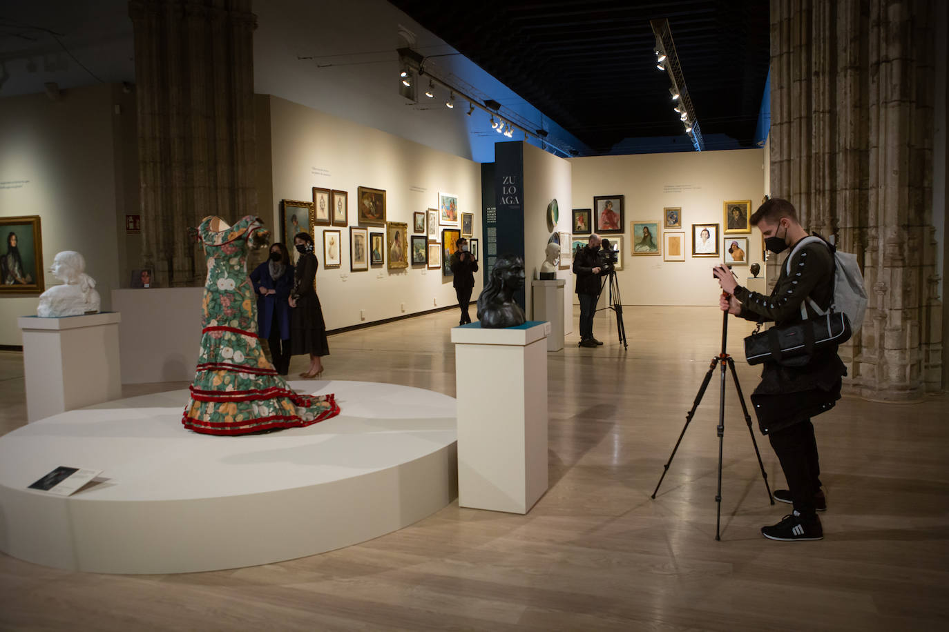 La UGR inaugura una exposición con un centenar de obras que reflejan la pasión por el mundo gitano del pintor vasco, uno de los artífices del Concurso de Cante Jondo de 1922