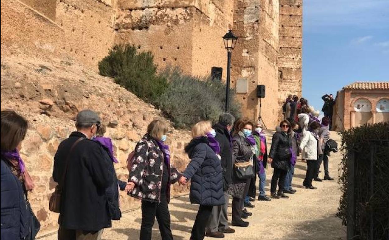 Algunos de los participantes en el abrazo al castillo de Baños.