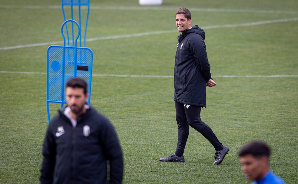 Robert Moreno atiende a un entrenamiento de sus futbolistas. 