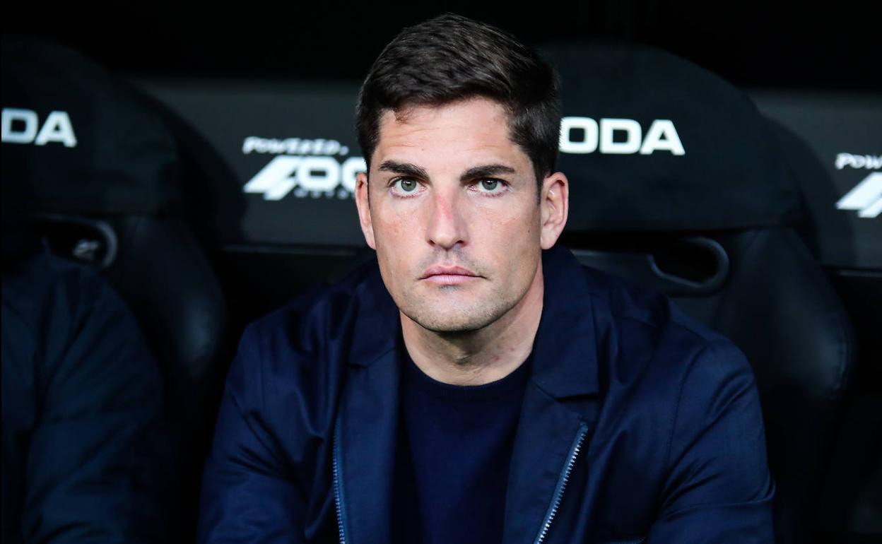 Robert Moreno, en el banquillo de Mestalla antes del inicio del partido. 