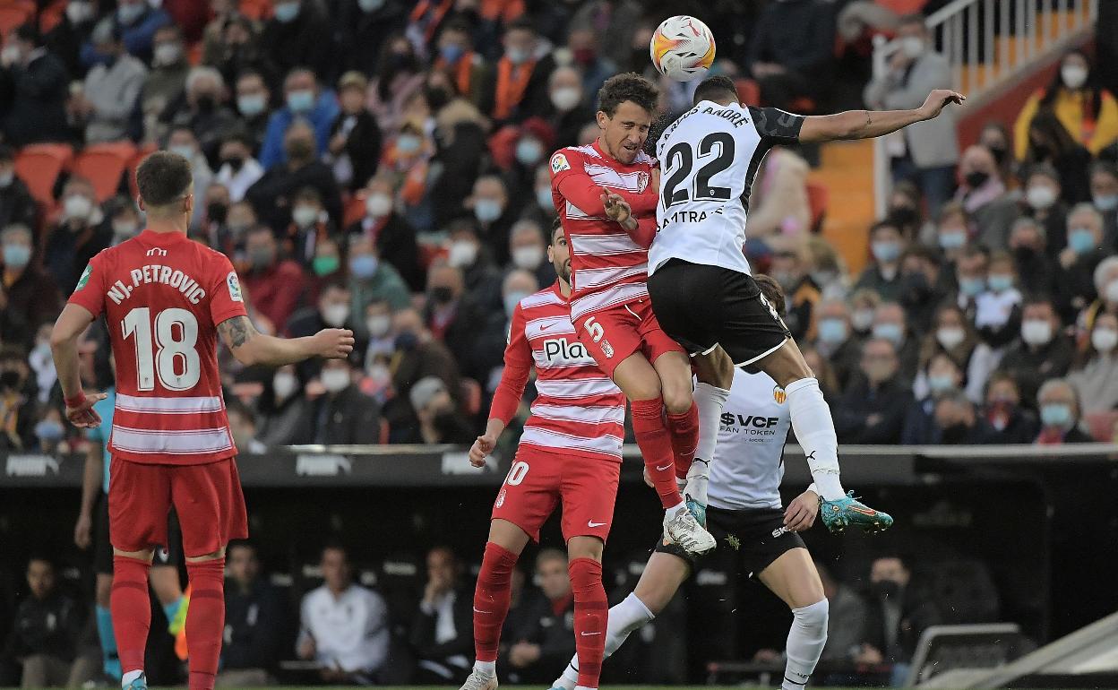 Luis Milla salta con Marcos André en un lance aéreo. 