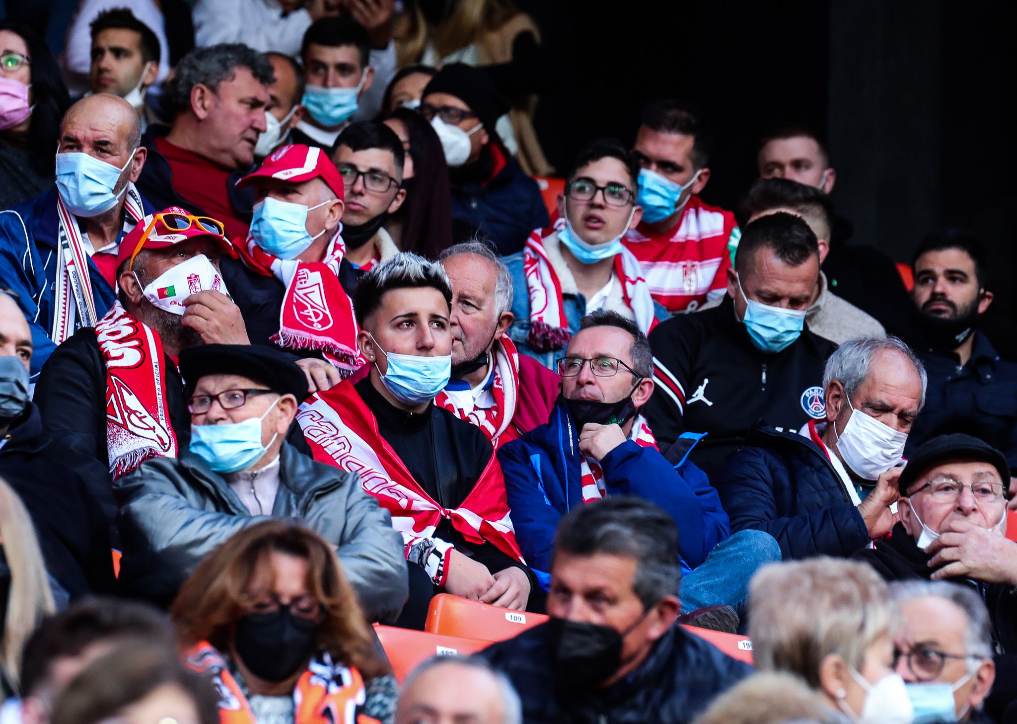 Luis Milla pugna por un babón aéreo.