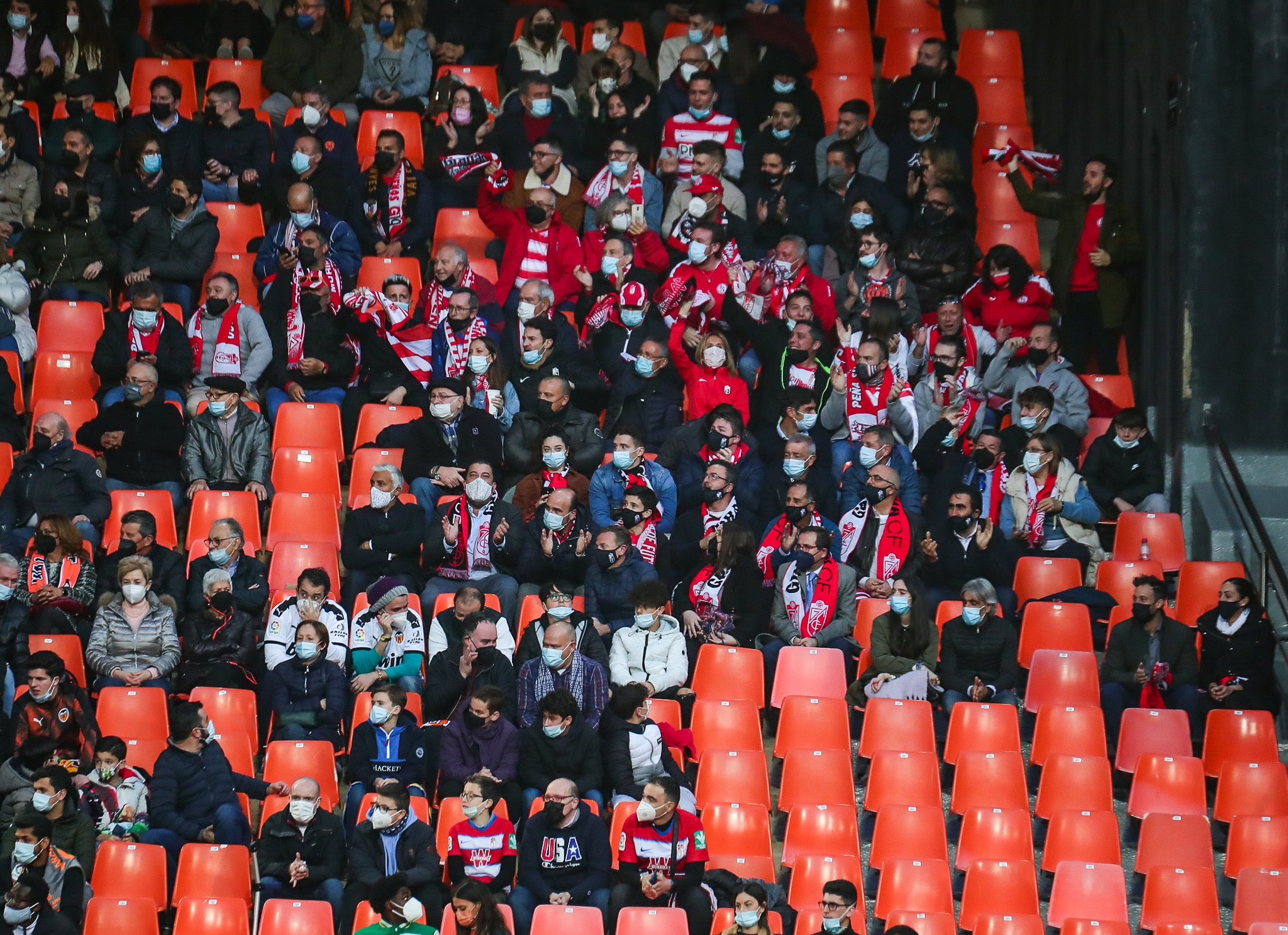 Luis Milla pugna por un babón aéreo.