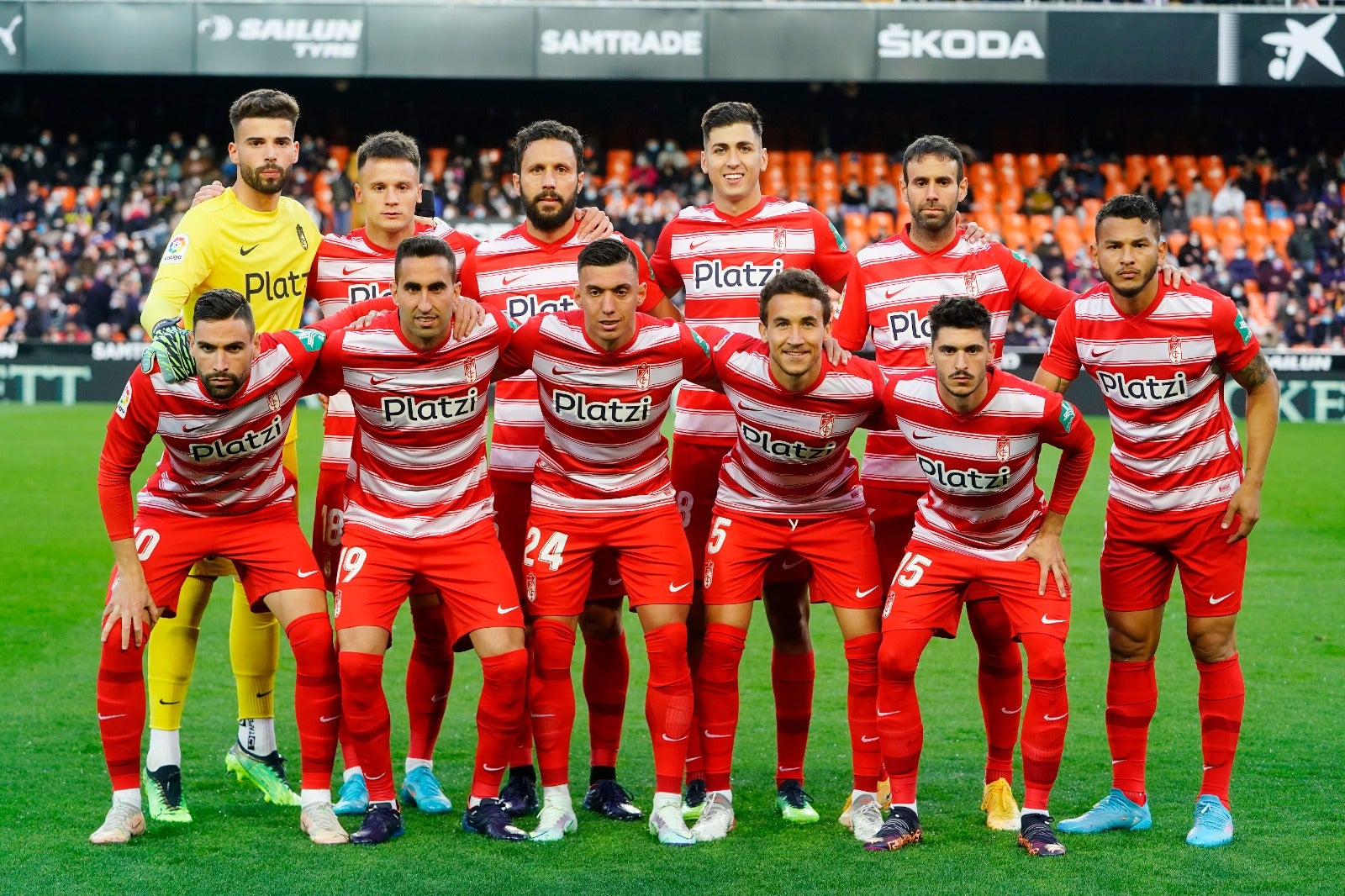 Luis Milla pugna por un babón aéreo.