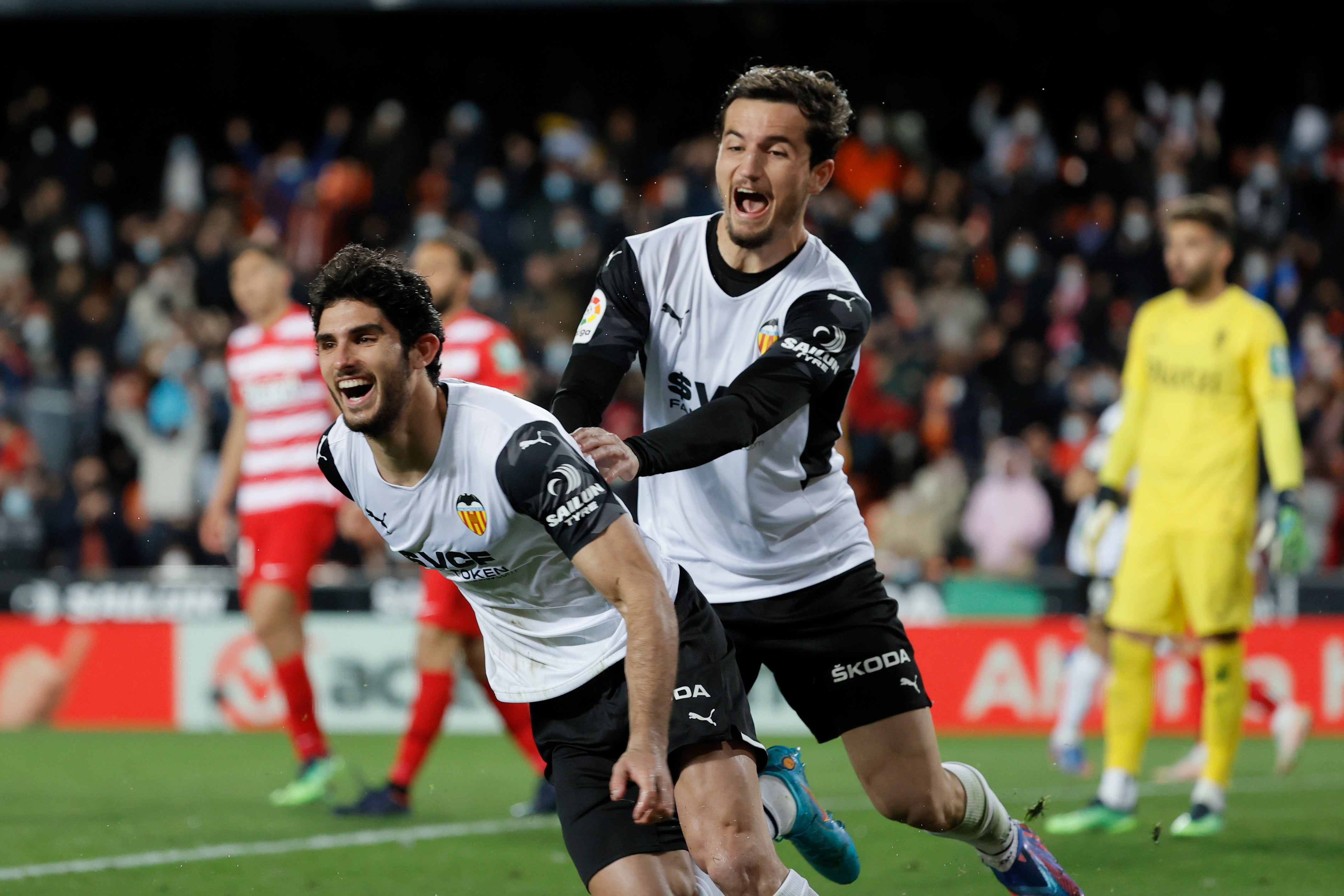 Luis Milla pugna por un babón aéreo.