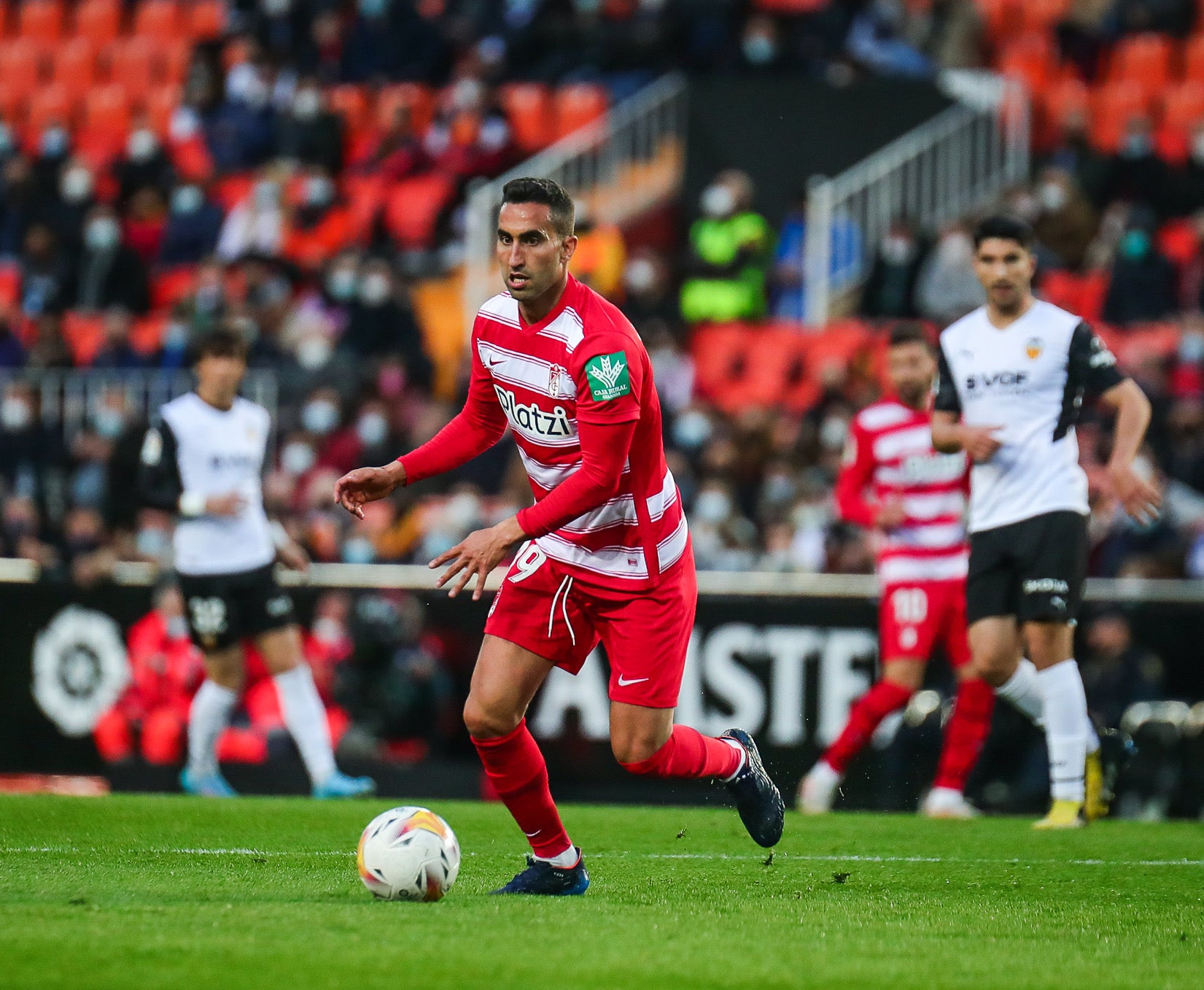 Luis Milla pugna por un babón aéreo.