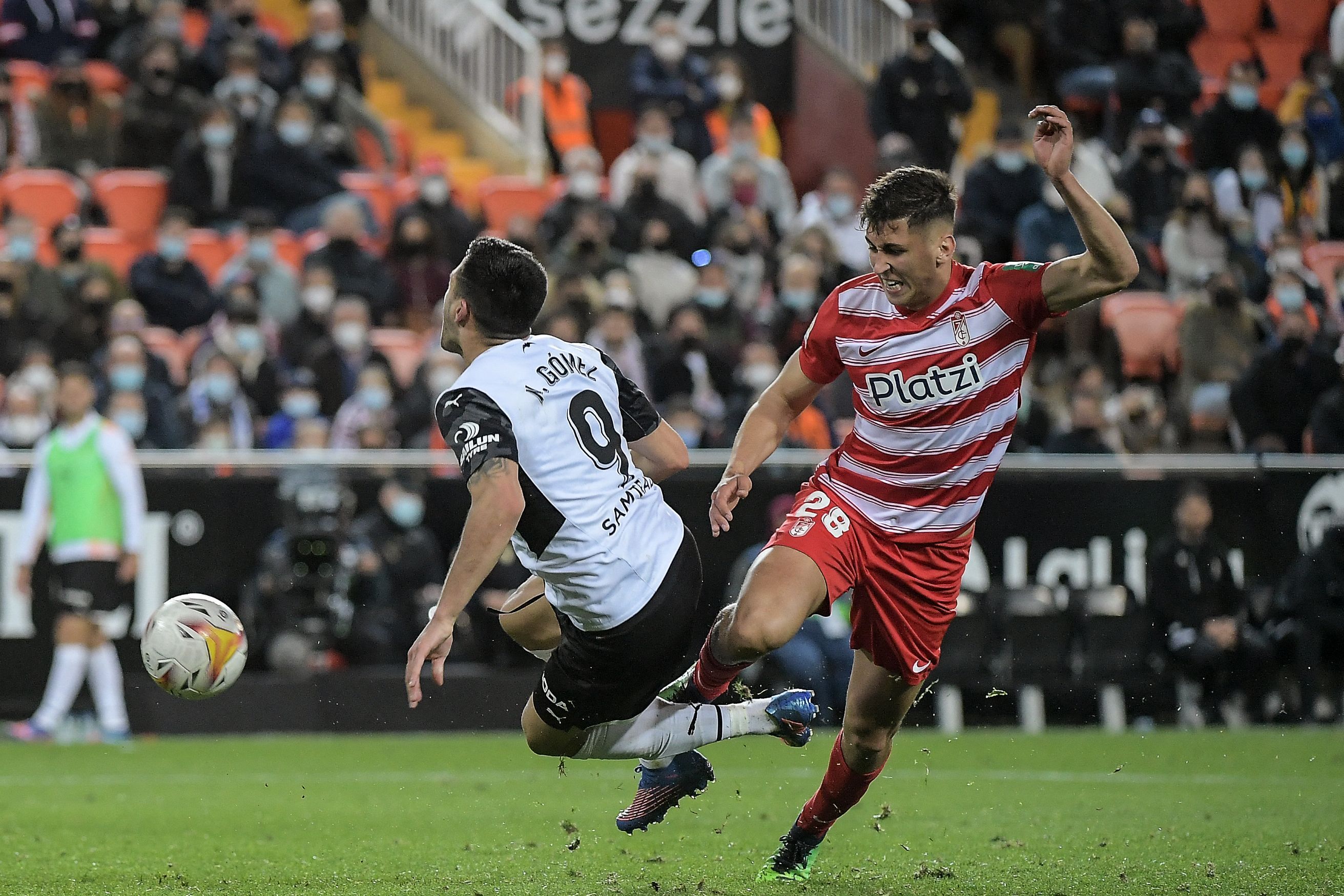 Luis Milla pugna por un babón aéreo.