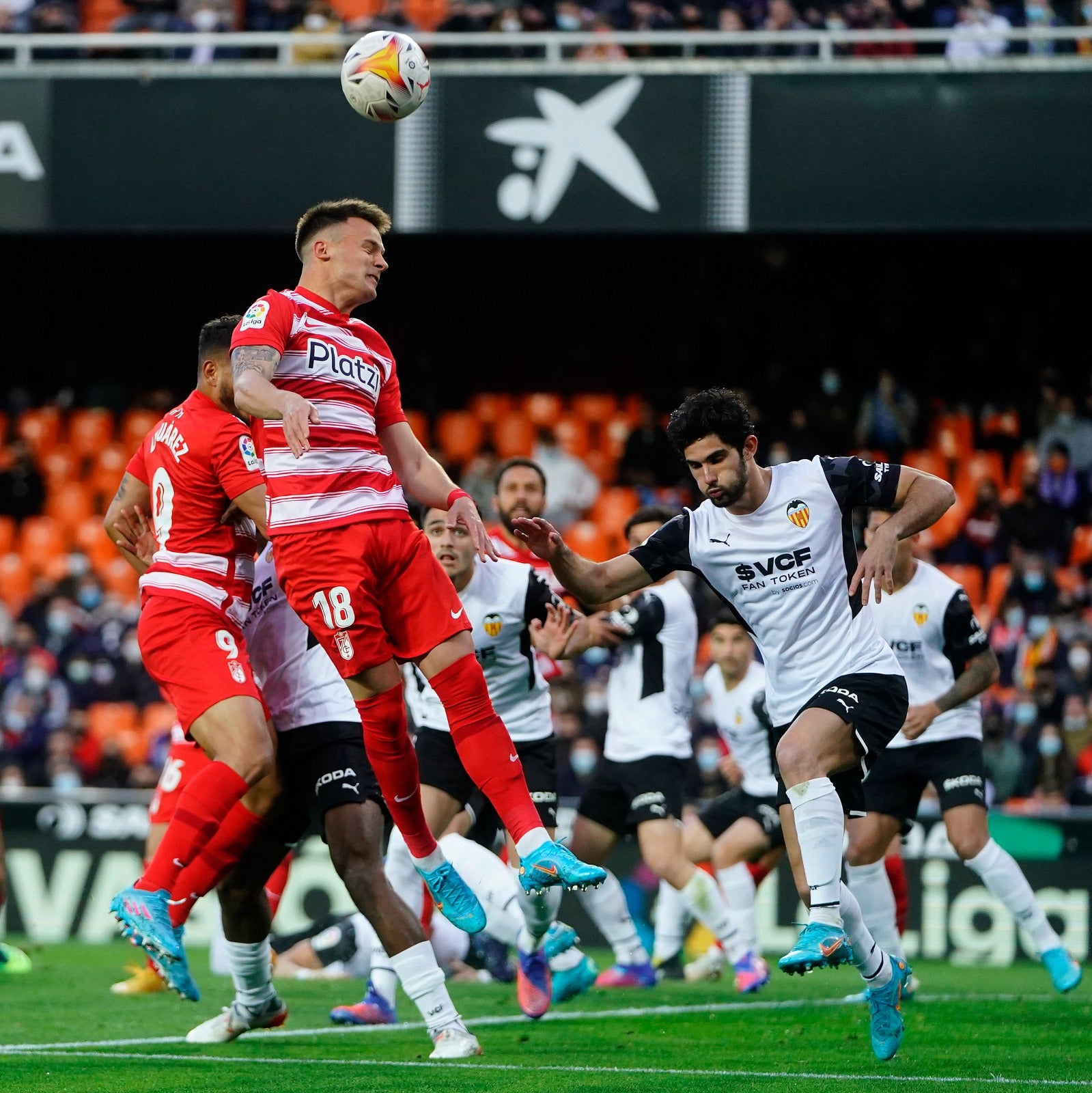 Luis Milla pugna por un babón aéreo.