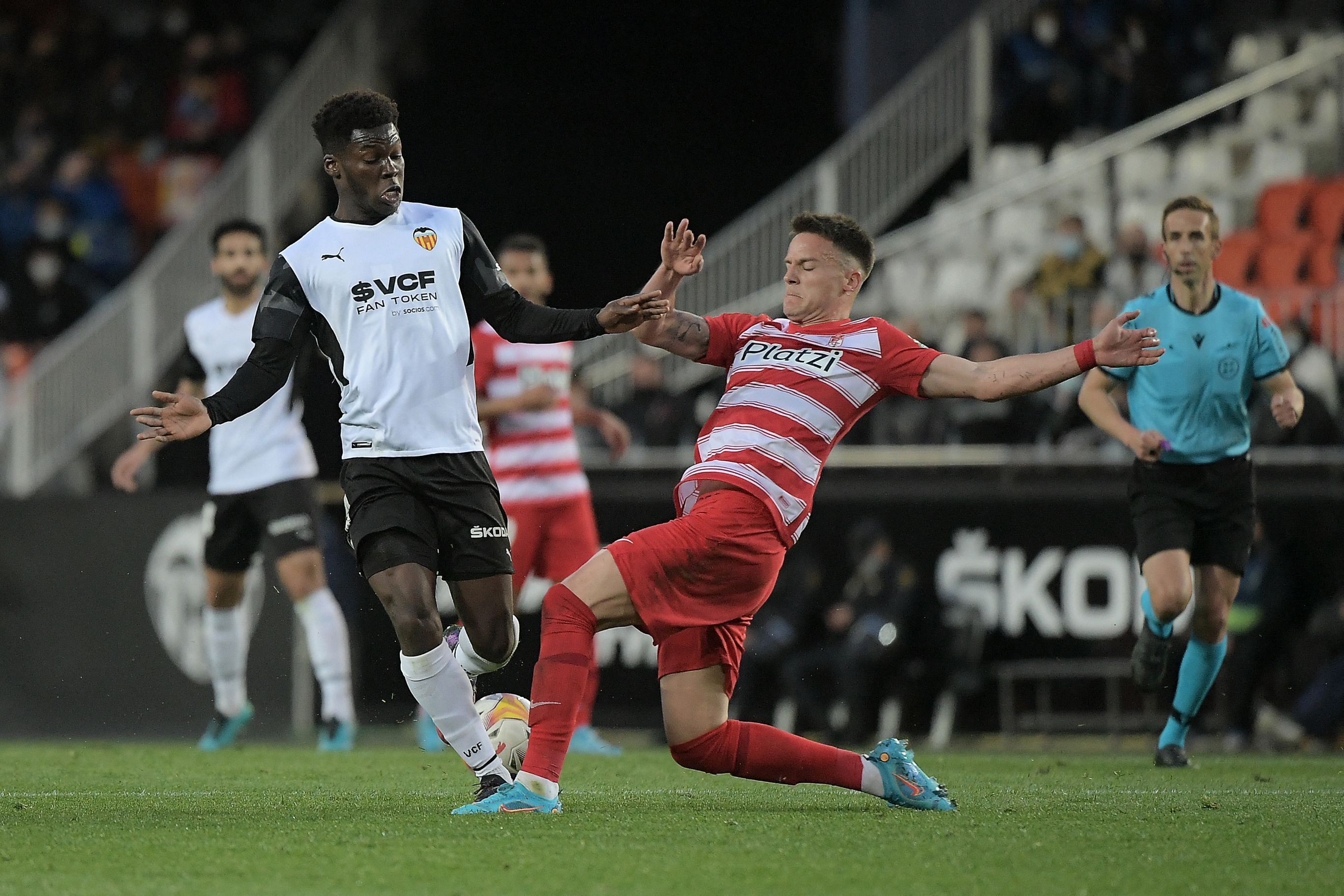 Luis Milla pugna por un babón aéreo.