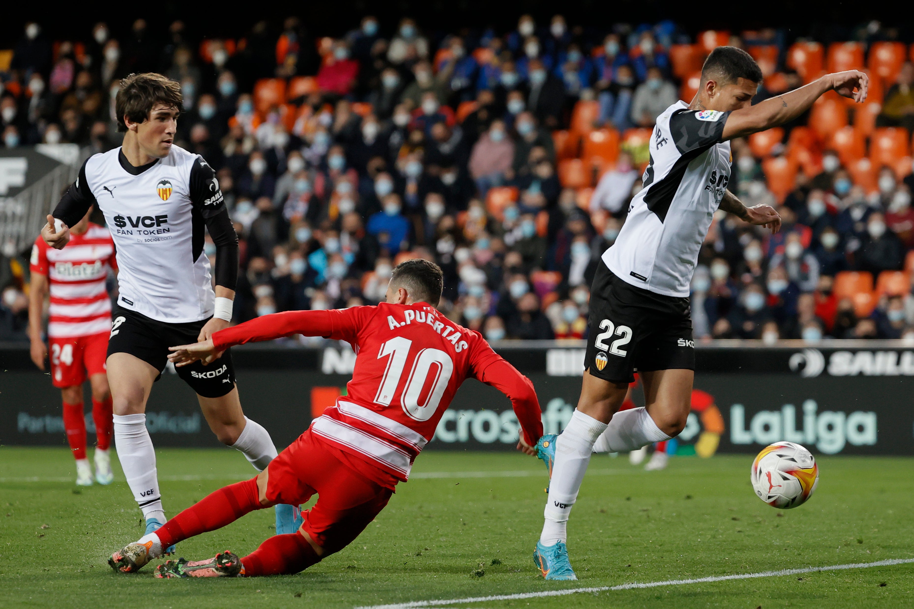 Luis Milla pugna por un babón aéreo.