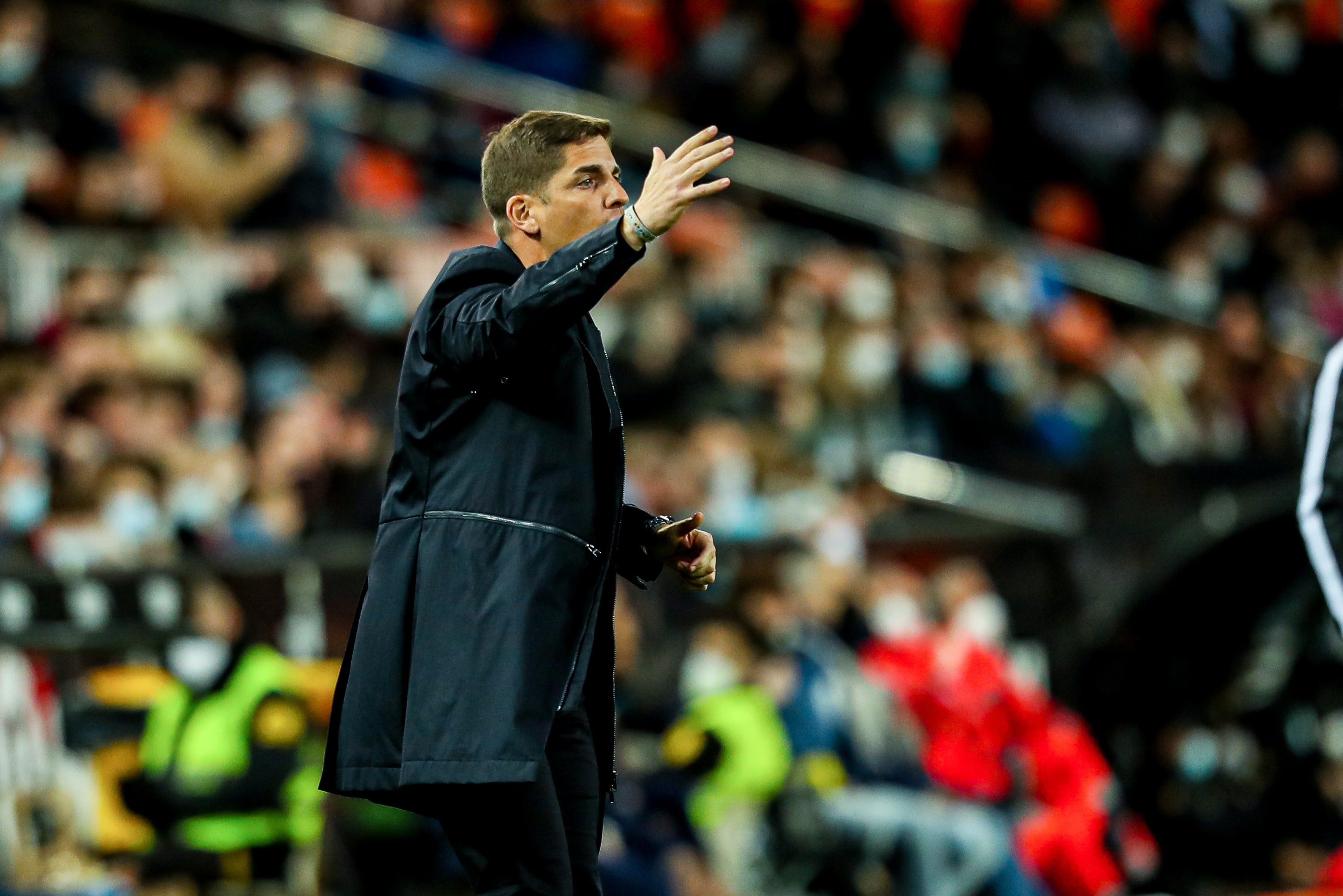 Luis Milla pugna por un babón aéreo.