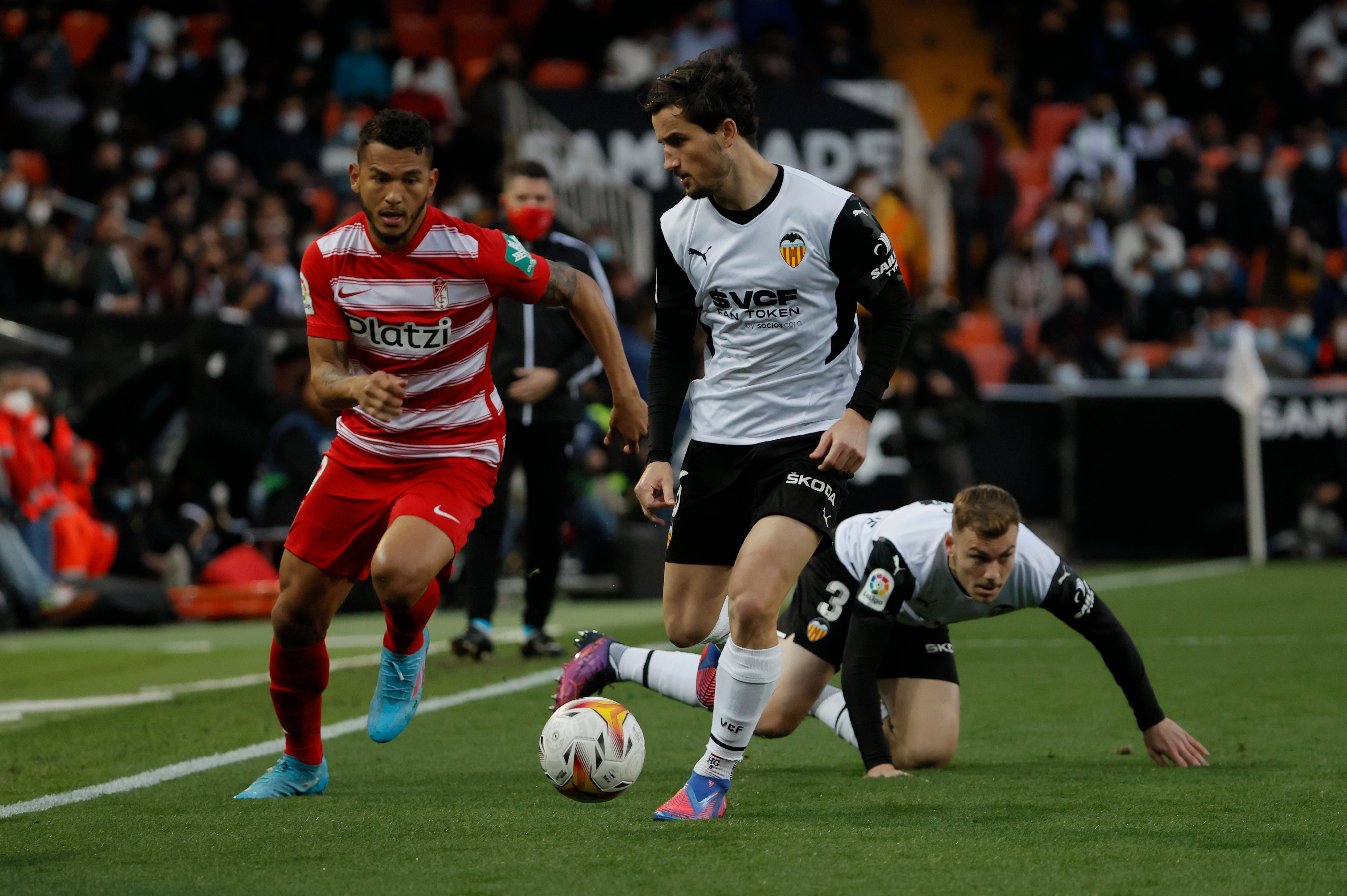 Luis Milla pugna por un babón aéreo.