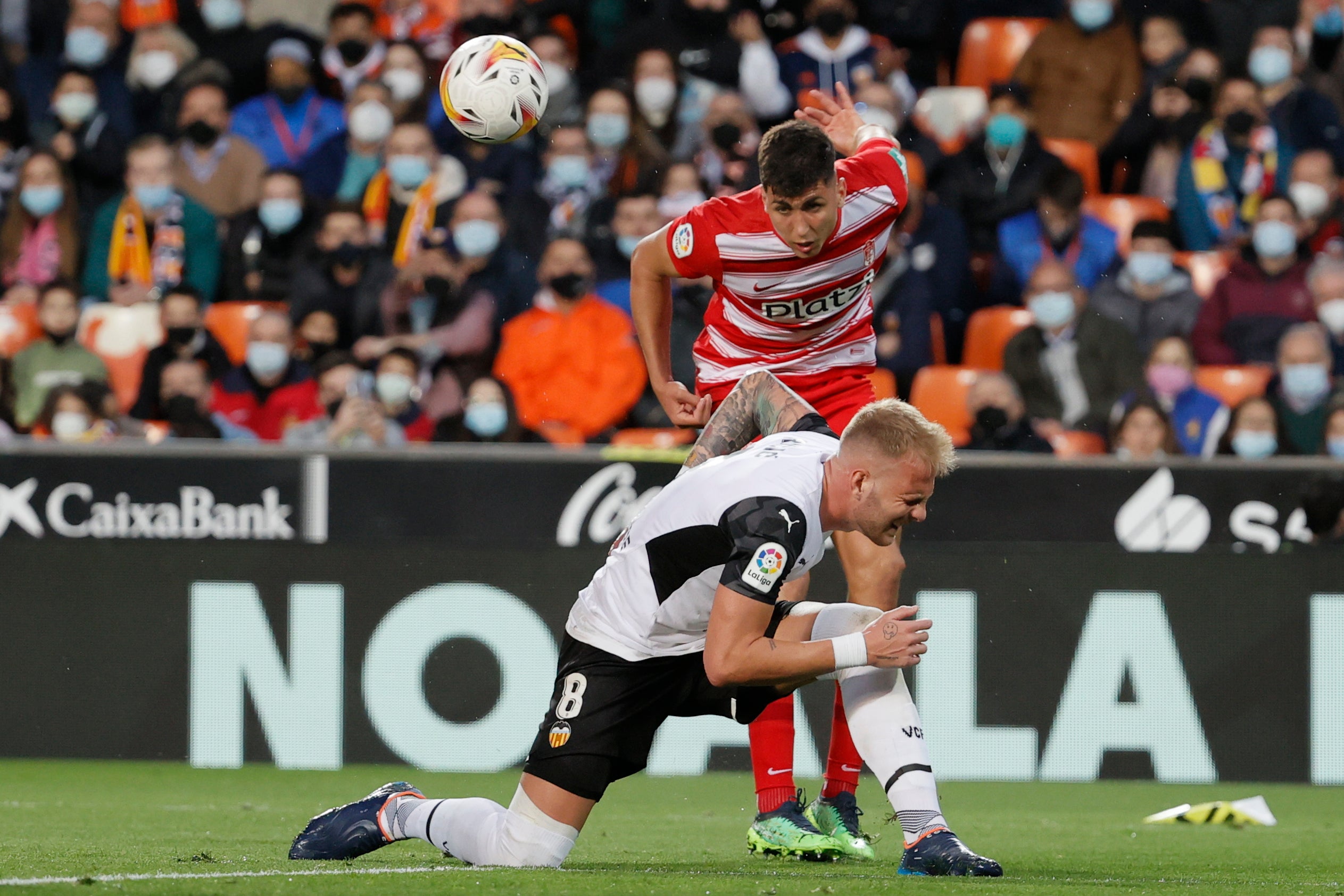 Luis Milla pugna por un babón aéreo.