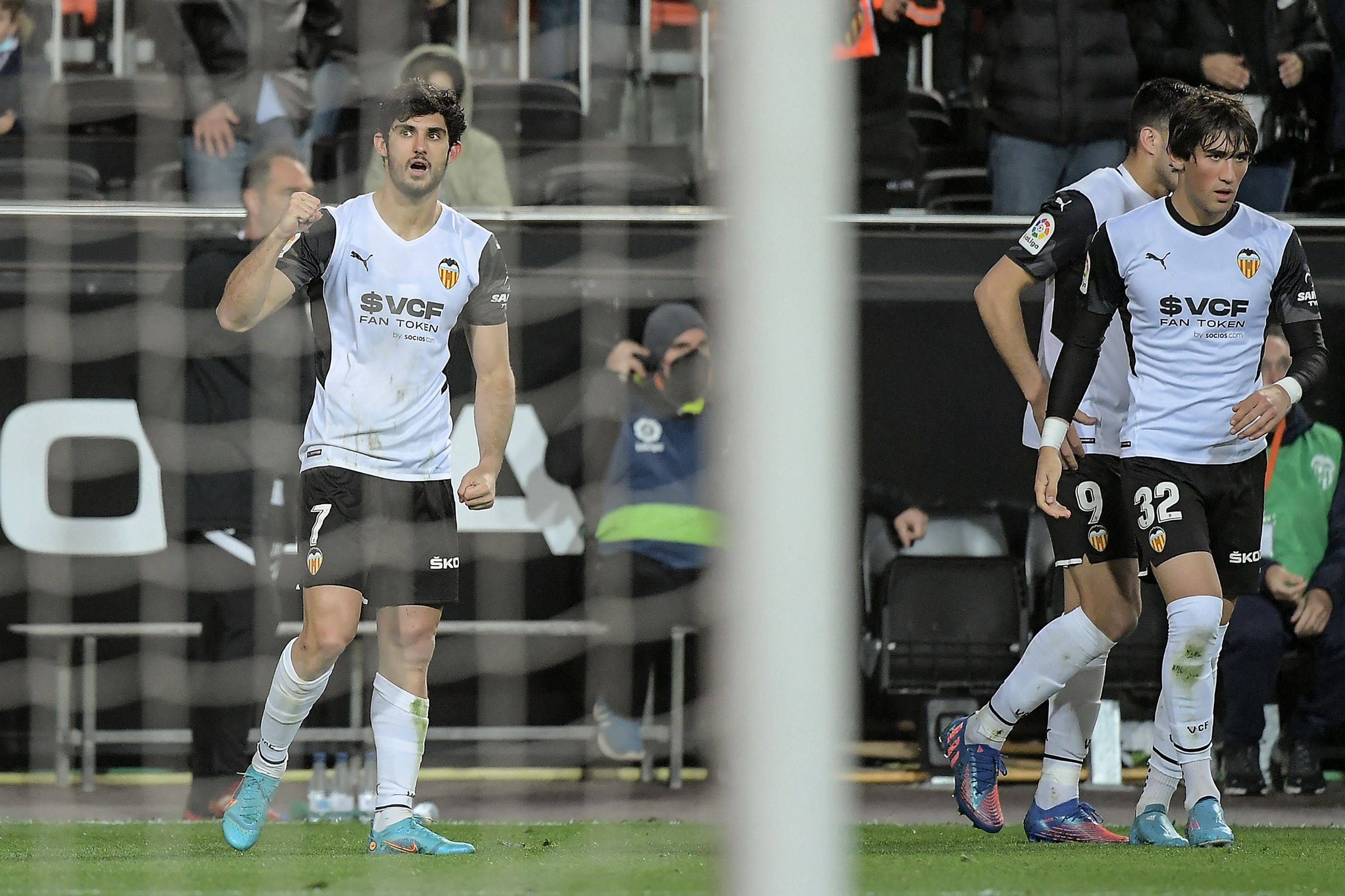 Luis Milla pugna por un babón aéreo.