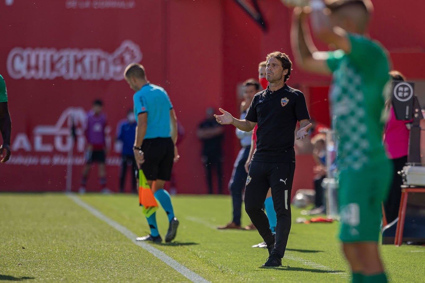 Imagen principal - A Rubi le toca pensar por las bajas en el centro de la defensa, para lo que Cuenca puede contar. 