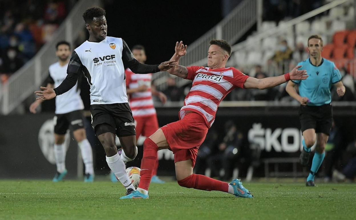 Njegos Petrovic corta un avance de Yunus Musah.