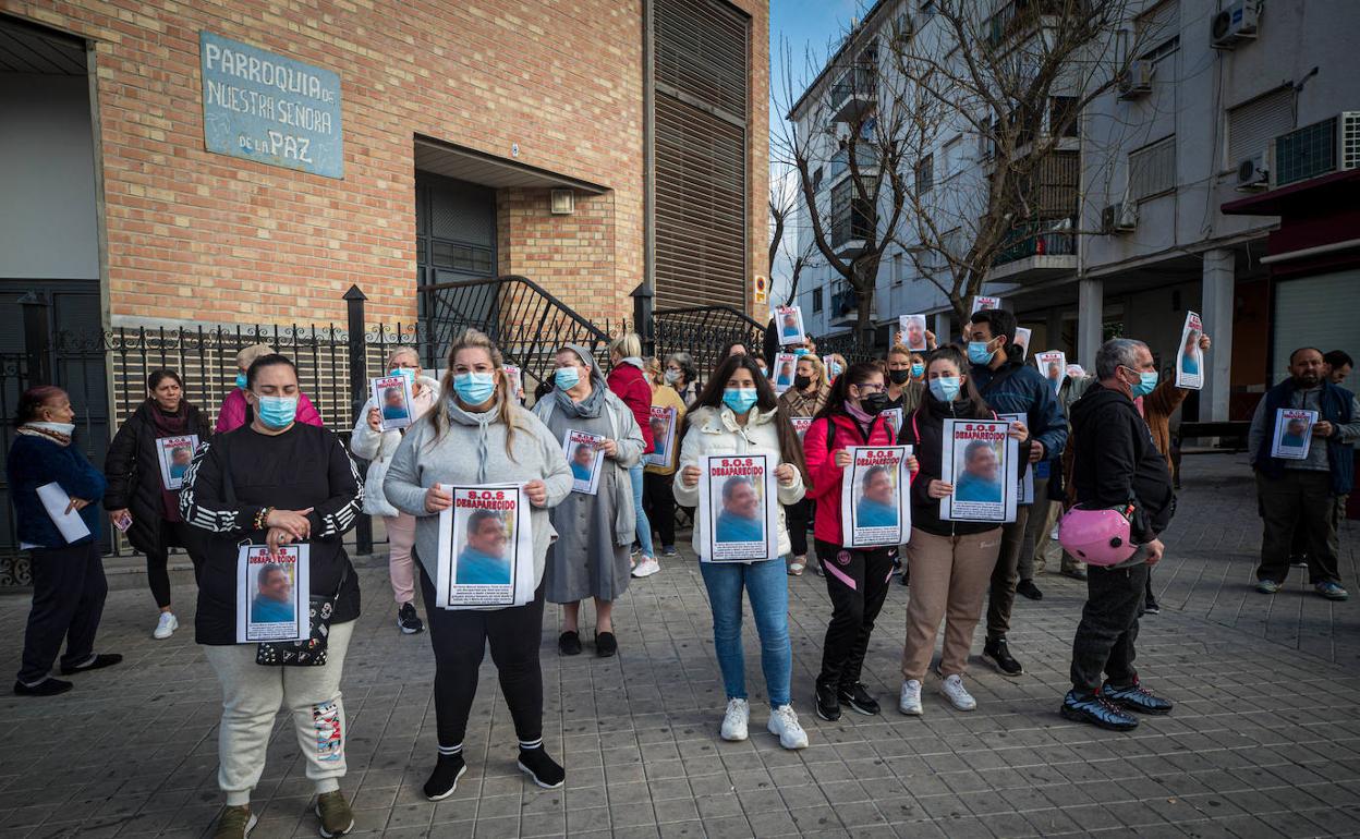 El barrio de La Paz se vuelca en apoyo a la familia del desaparecido. 