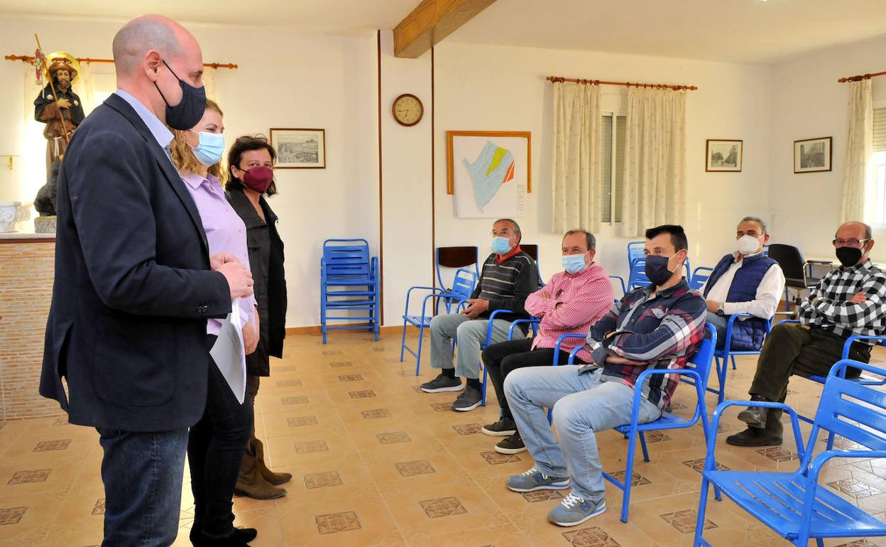 Reunión del diputado José Luis Hidalgo con los vecinos.