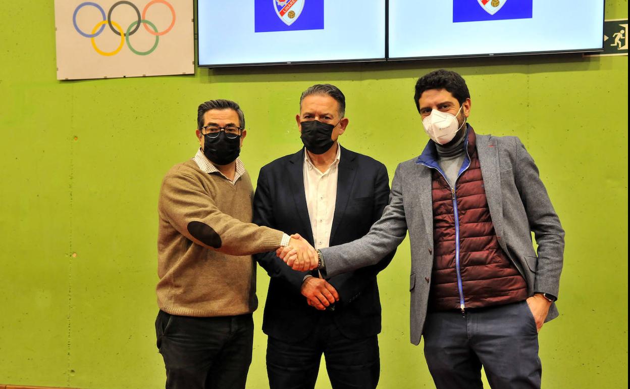 Esteban Rodríguez, Raúl Caro y Jesús Medina en el acto de presentación de la colaboración. 