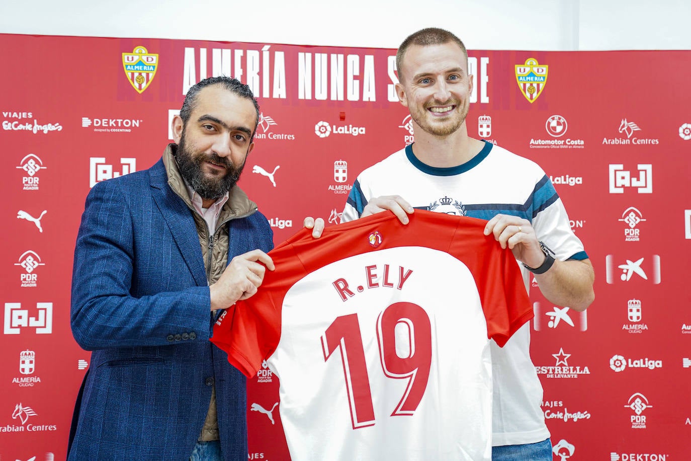 Mohamed El Assy y Rodrgio Ely, durante la presentación del central rojiblanco. 
