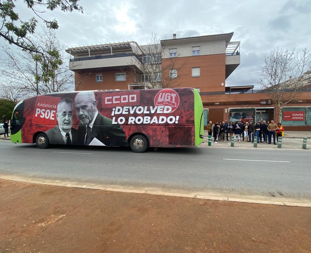 EL autobús de VOX en Granada.