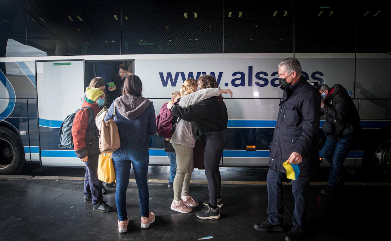 Llegada de los primeros refugiados ucranianos a Granada este martes.