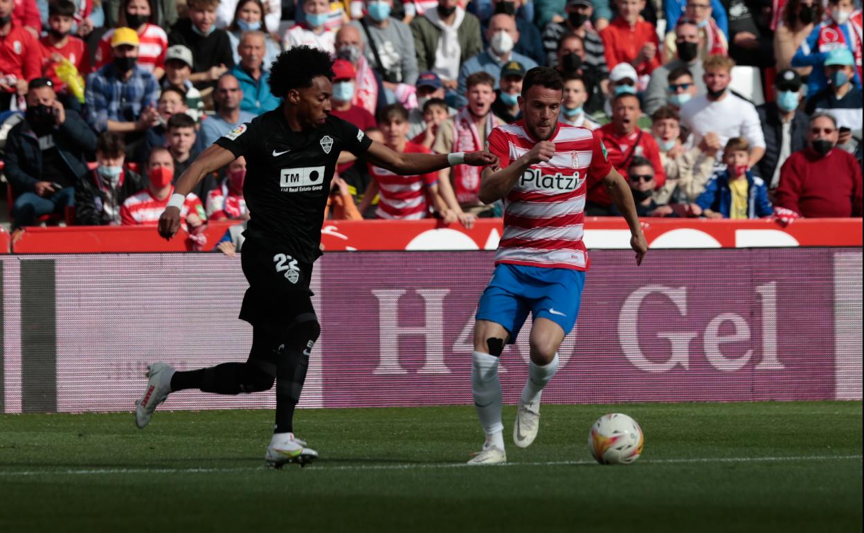 Quini se lleva un balón ante Mójica. 