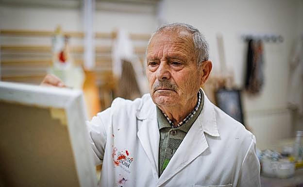 Imagen principal - Las flores rosas que pinta Paco