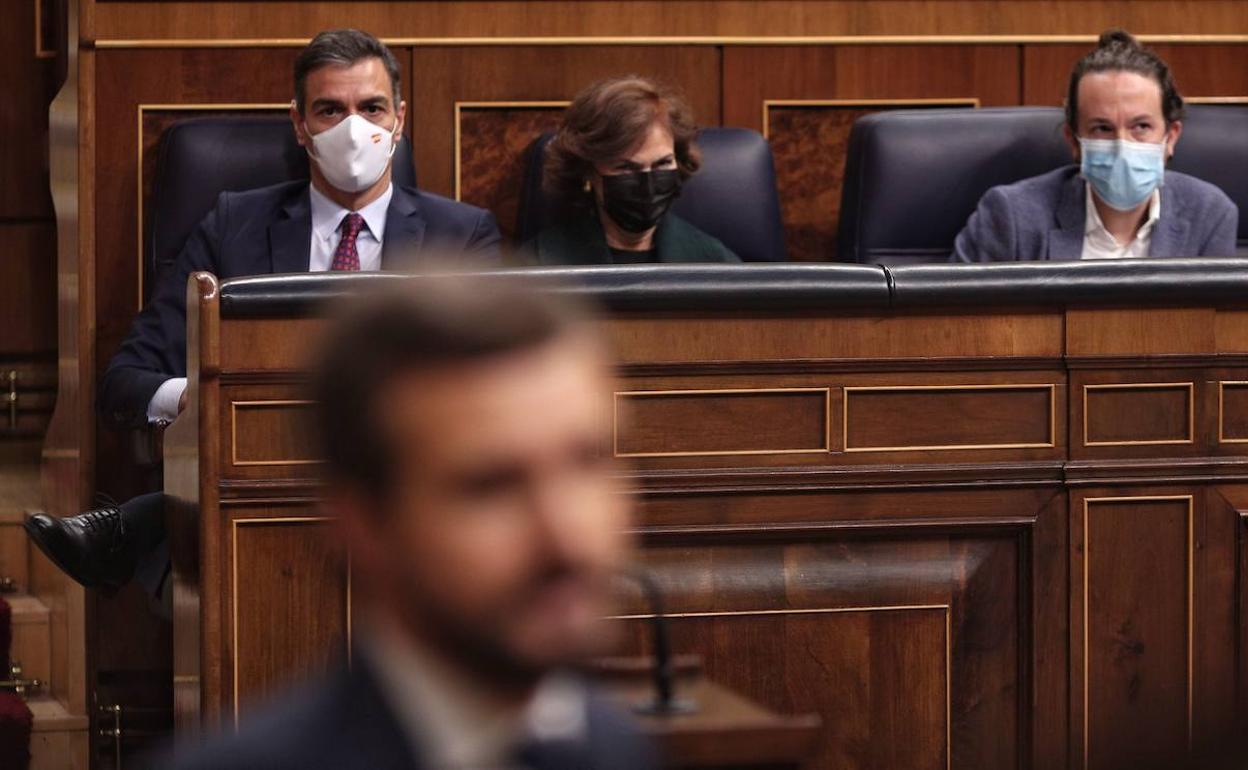 Pedro Sánchez, Carmen Calvo y Pablo Iglesias tras seguir una comparecencia de Pablo Casado en el Congreso de los Diputados. 