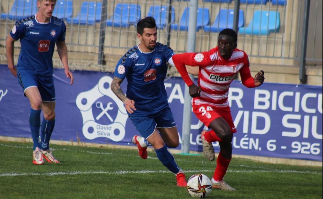 Souleymane controla un balón ante la presión de un defensa rival. 