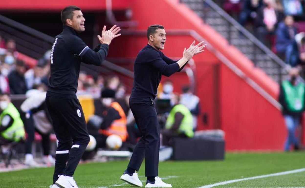 Torrecilla y Francisco palmean a sus jugadores en el partido. 