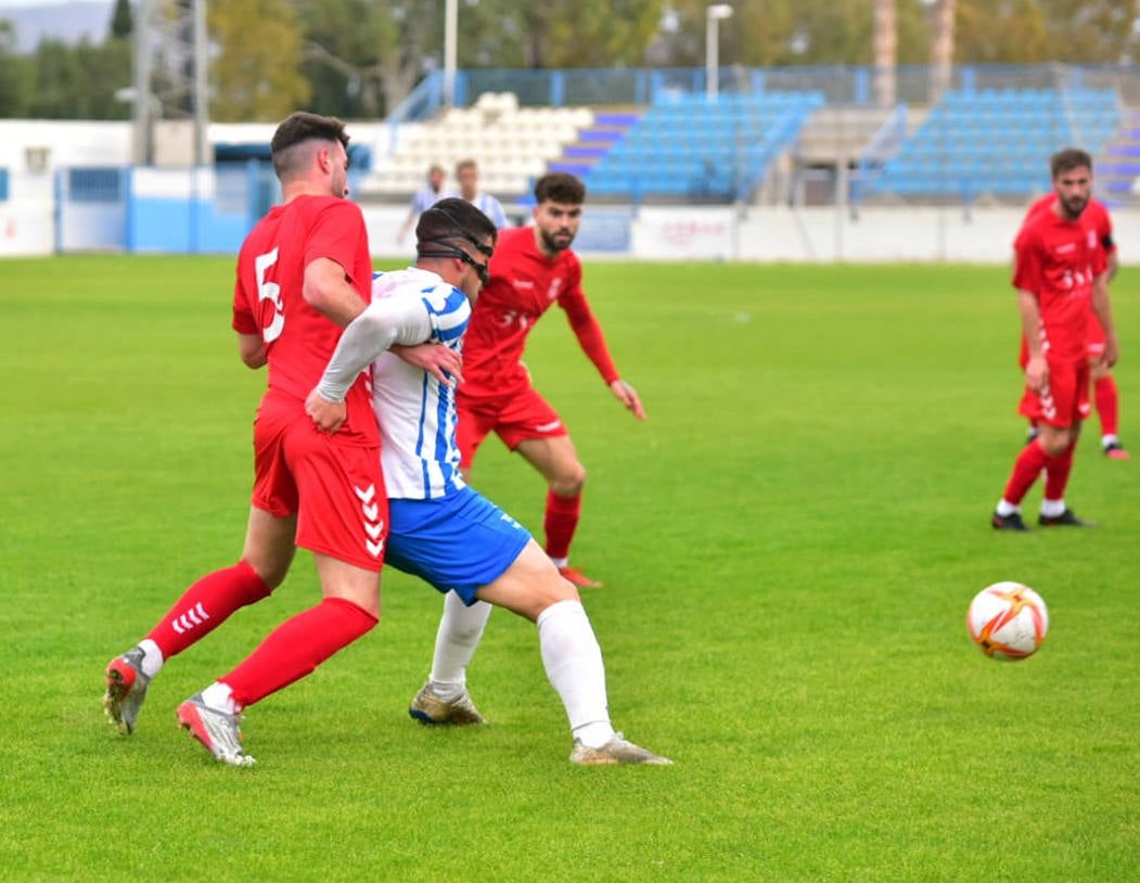El bigoleador Jordi es acosado por el defensa malagueño David
