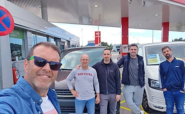 Los cinco granadinos de 'Furgonetas por la Paz', en Barcelona camino de POlonia.