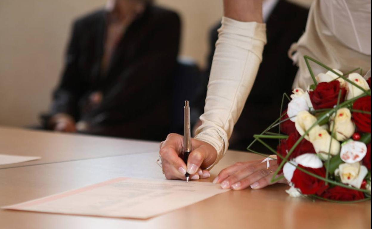 Firma del registro de los contrayentes en el día de la boda. 