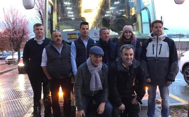 Los cuatro lojeños junto a los conductores del autobús.