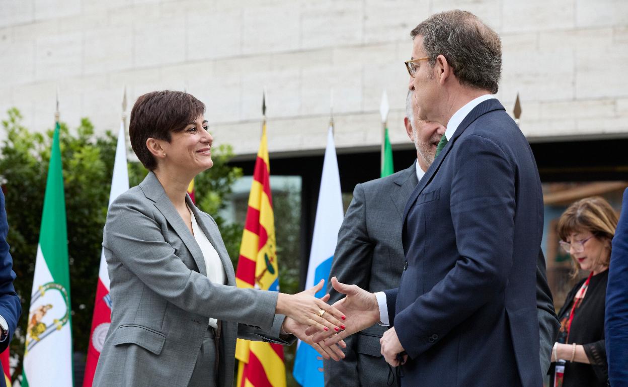 La ministra Portavoz y de Política Territorial, Isabel Rodríguez, saluda al presidente de la Xunta de Galicia, Alberto Núñez Feijóo.