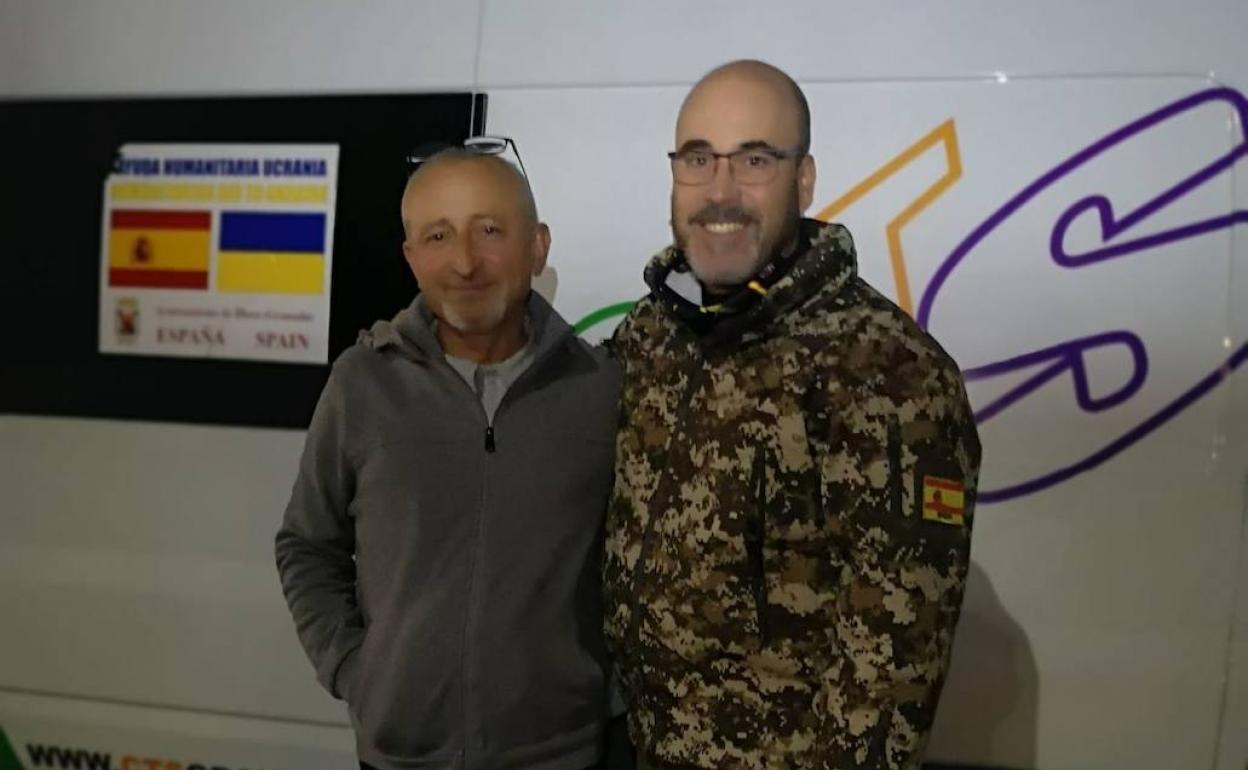 Vladimir, a la izquierda, y el jefe de la Policía Local de Íllora tras el regreso de Ucrania el pasado sábado. 