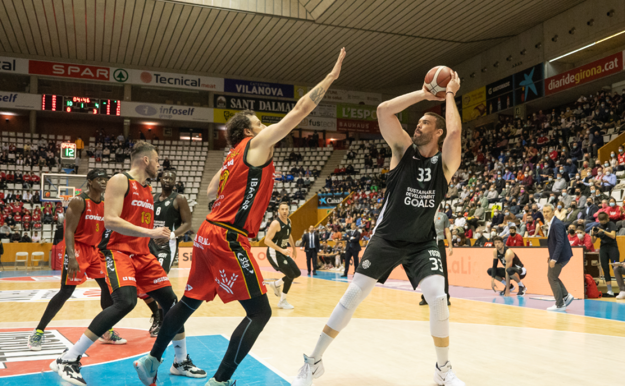 Marc Gasol, de negro, lanza a canasta ante la defensa de Edu Gatell.