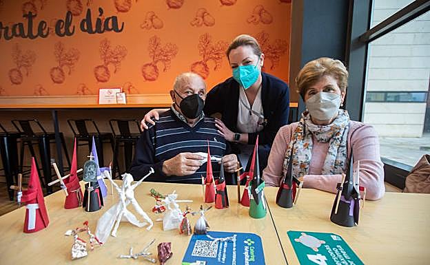 Imagen principal - En la primera imagen, Paco, la enfermera María y Lola, esposa de Paco. En la segunda, los bailarines vistos desde arriba. En la última, los dos pasos cedidos al Hospital de Día de Oncología.