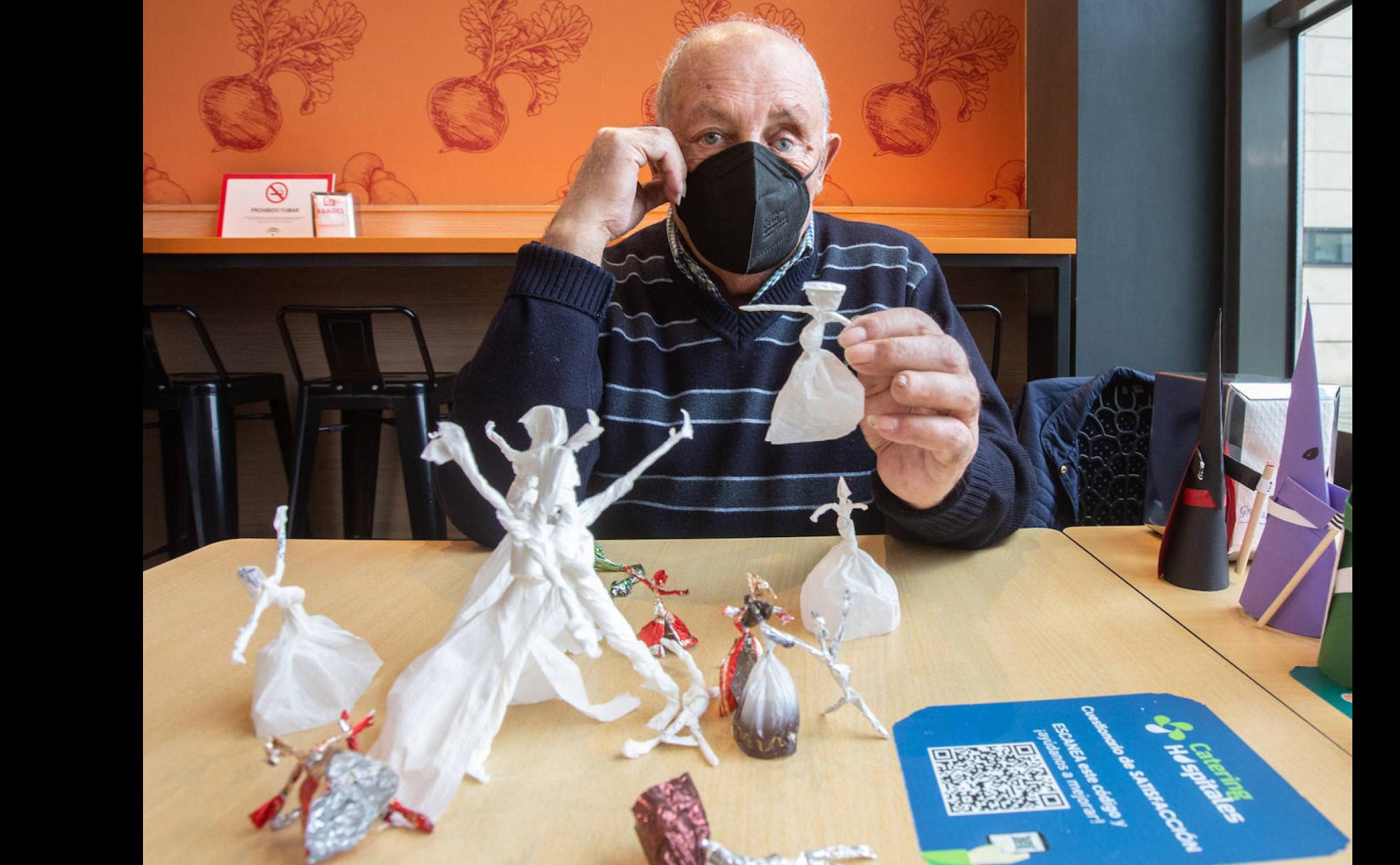 Paco posa con sus bailarines en la cafetería del Hospital Clínico. A la derecha, sus penitentes.