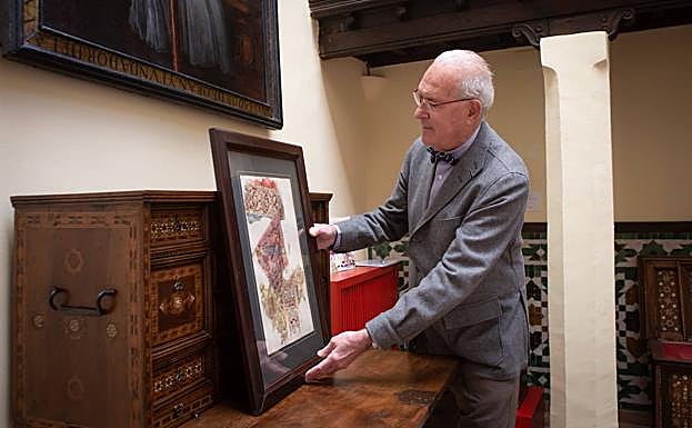 Ballesta coloca el boceto sobre un bargueño. 