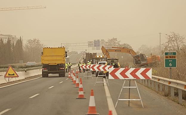 Vía cortada por la aparición de un agujero en la calzada