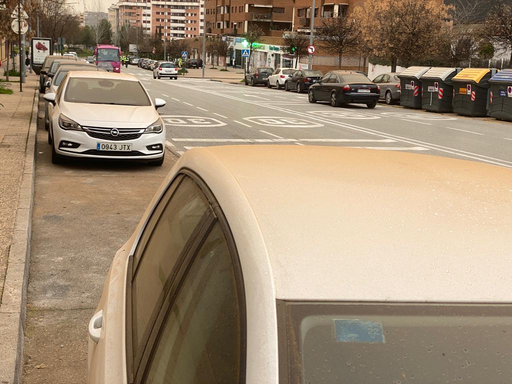 Polvo en los coches, calles y en el ambiente llegado del Sahara